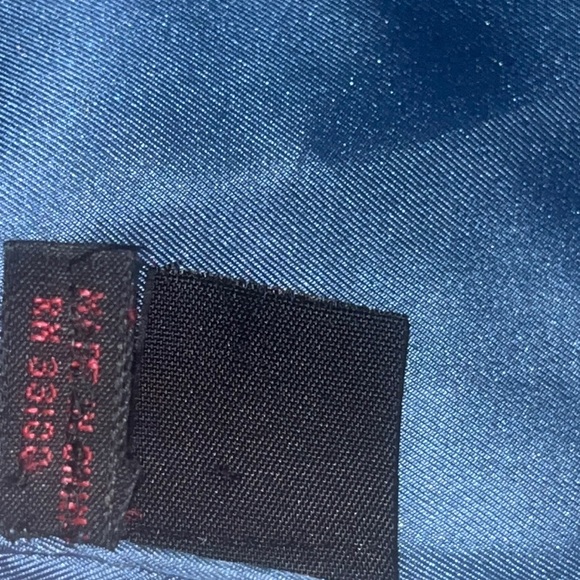 Guy Laroche 100% silk pocket square in excellent condition - Picture 4 of 7